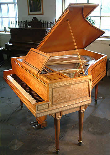 布洛德伍德（Broadwood）三角鋼琴，產於1898年，緞木外殼，紅木與黃楊木鑲嵌，雕花琴腿