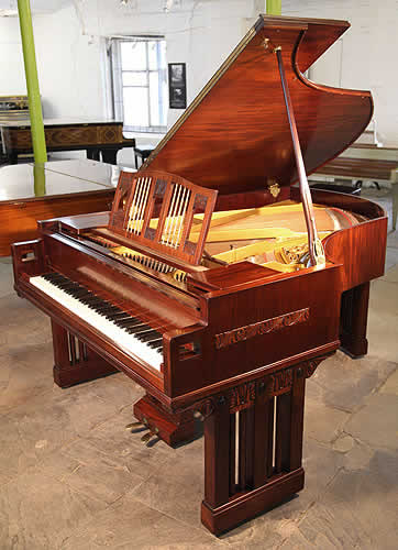 伊巴赫（Ibach）藝術外殼三角鋼琴，產於1916年，紅木外殼，由荷蘭建築師 Pierre Joseph Hubert Cuypers 設計，Cuypers 曾經是多所著名天主教堂的設計者。