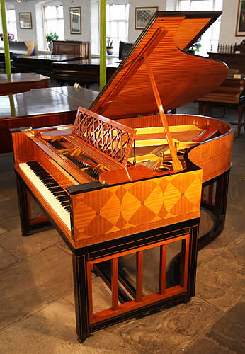 施坦威（Steinway）型號 O 三角鋼琴，產於1914年，桃花心木外殼，紋理鑲嵌