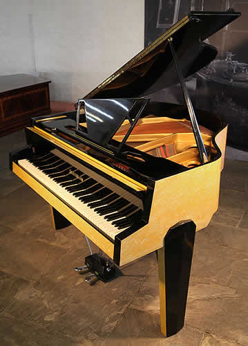 齐默曼（Zimmermann）三角钢琴，产于1950年，拥有非常前卫的设计，黄色与黑色相间的外壳。简捷的琴谱架设计突出体现了钢琴的现代主义风格。